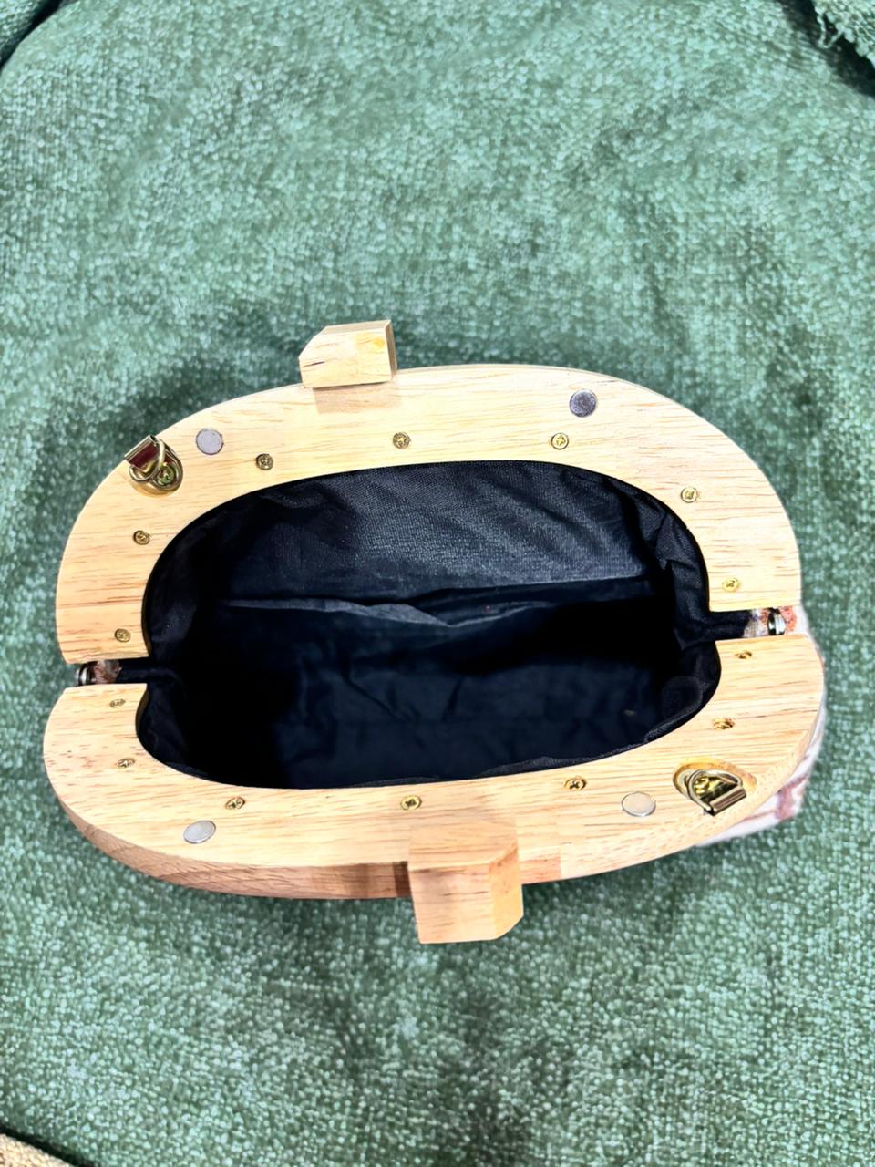 Seashell Clutch - Image 5