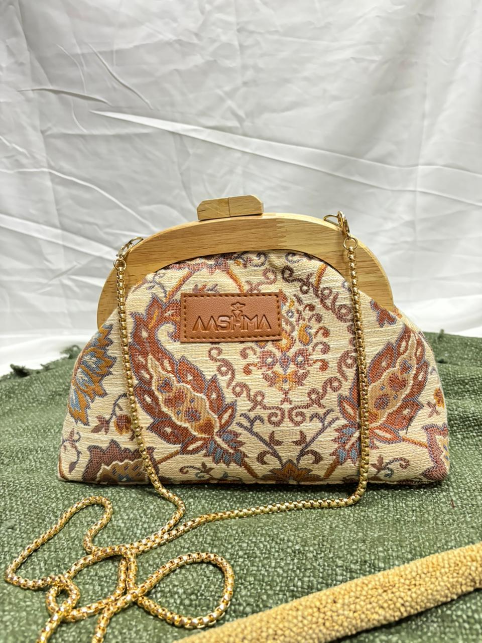 Seashell Clutch - Image 3