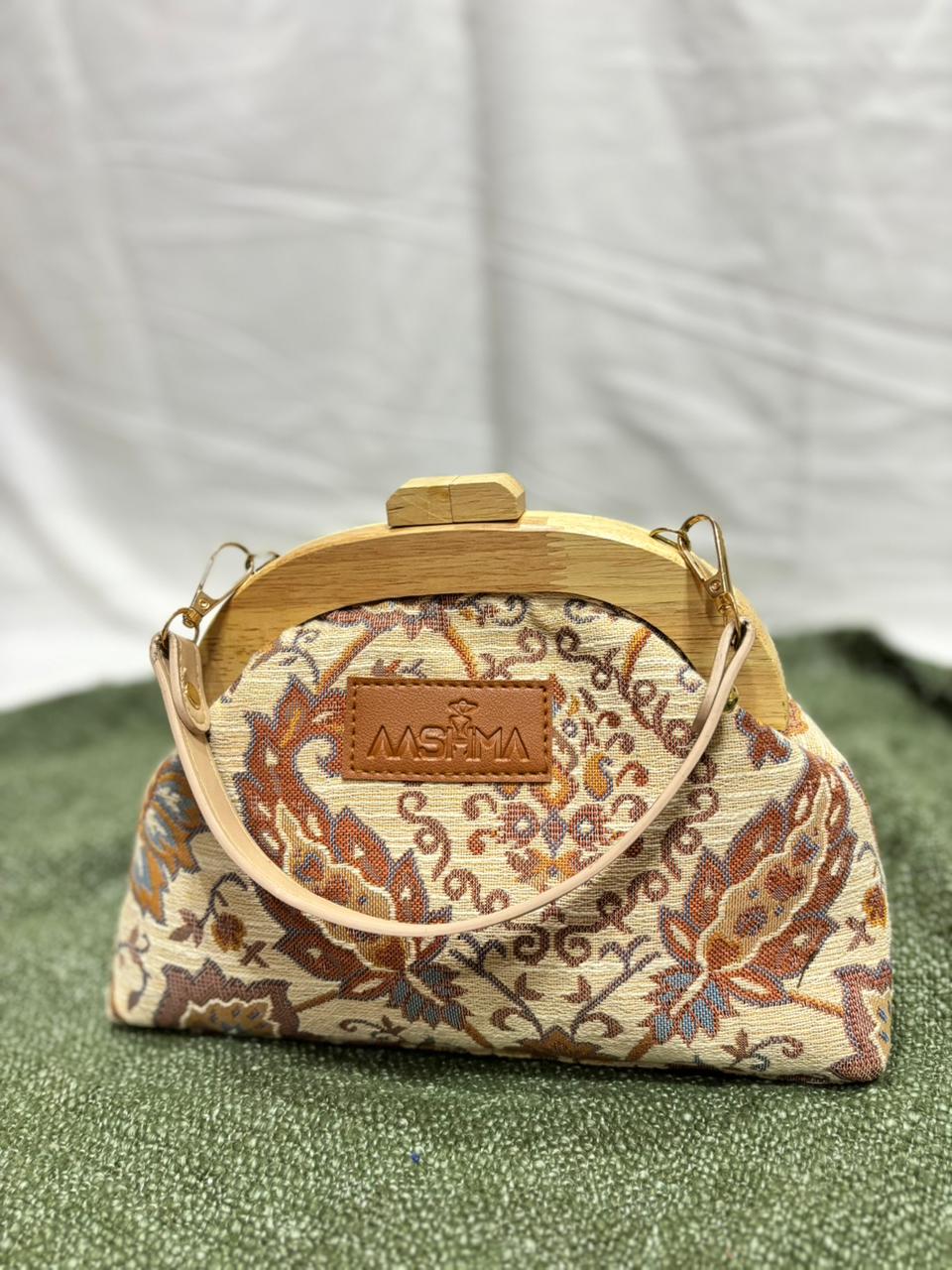 Seashell Clutch - Image 2