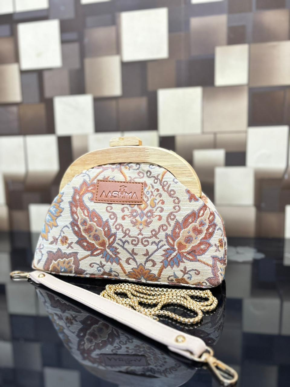 Seashell Clutch - Image 4
